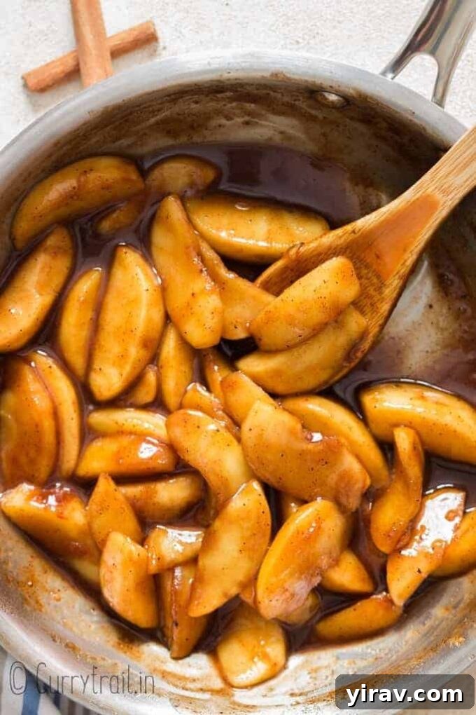 Cinnamon apples in skillet