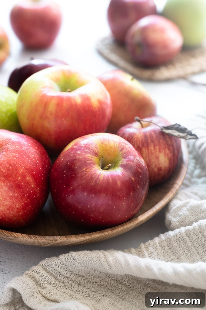Apple fruits in a bowl with a linen