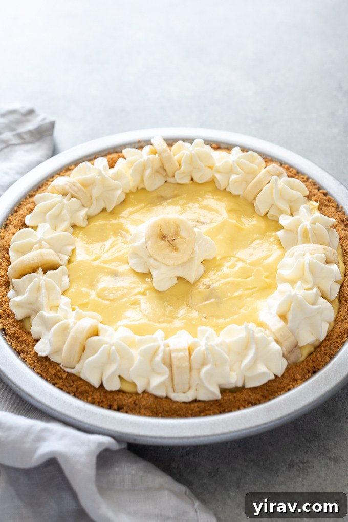 Banana cream pie with a linen alongside